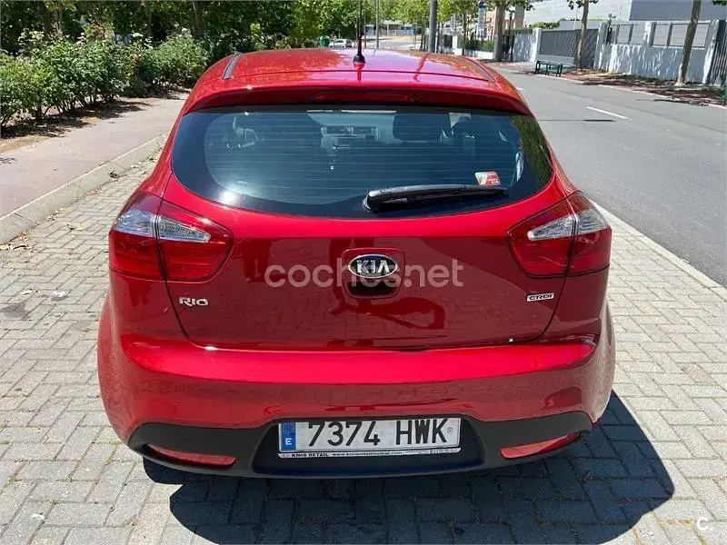 Usado Kia Rio 90 CV (66 kW) 2014 Rojo Berlina