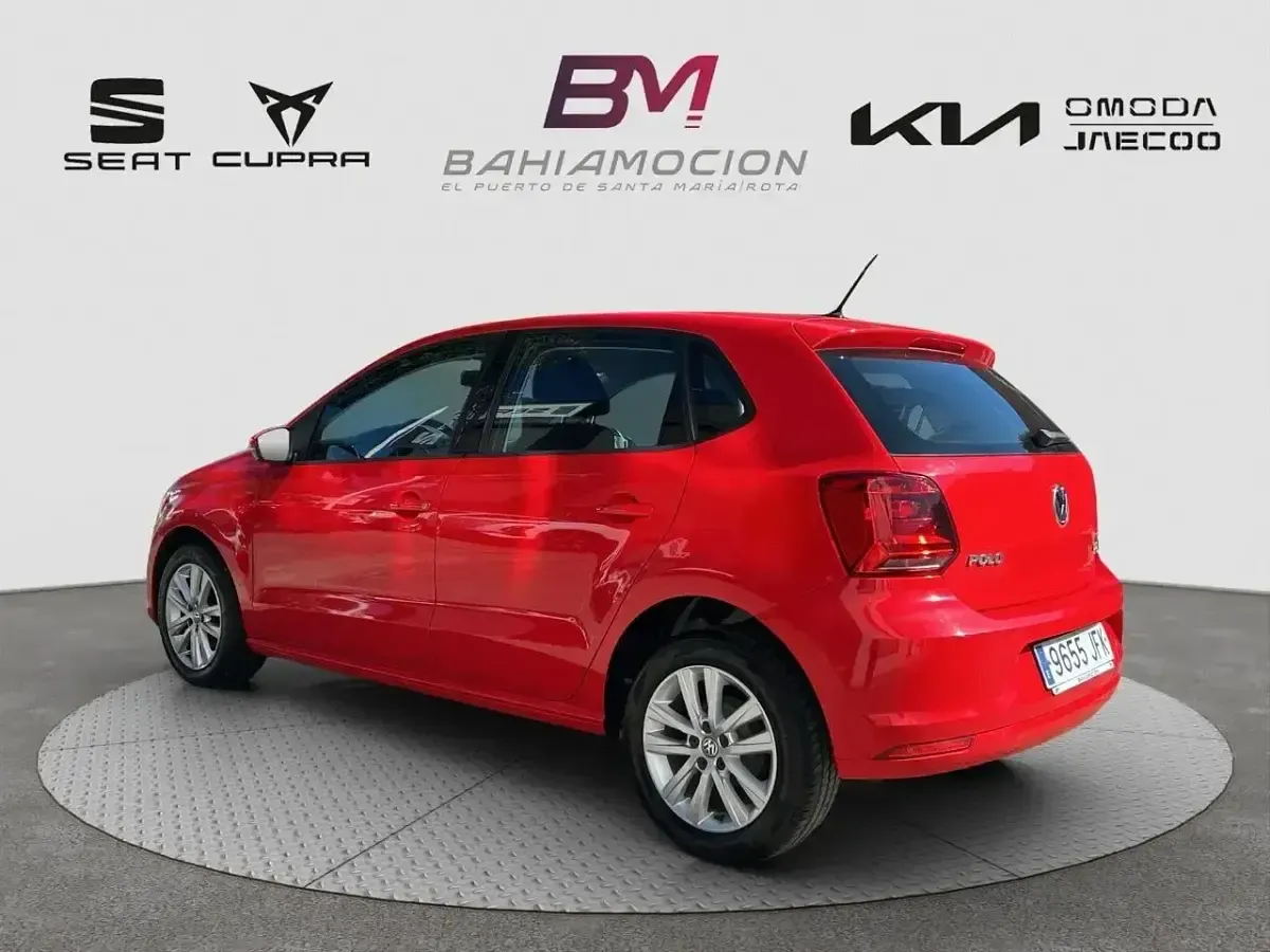 Używany VW Polo Advance 75 KM (55 kW) 2015 Czerwony Sedan/Limuzyna