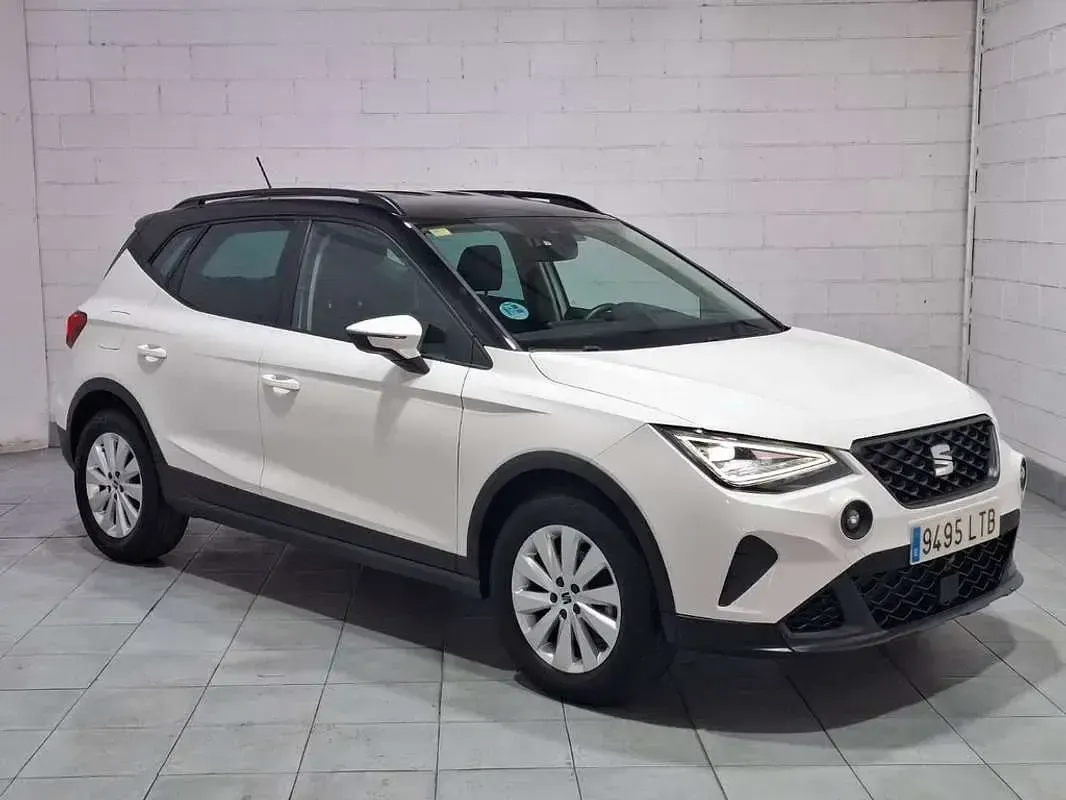 Usado Seat Arona Style Plus 110 CV (80 kW) 2021 Blanco SUV