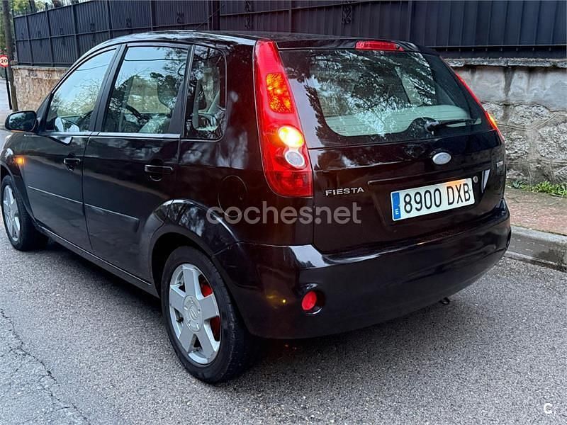Usado Ford Fiesta Trend 80 CV (58 kW) 2006 Negro Utilitario