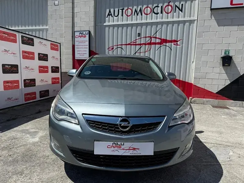 Usado Opel Astra Excellence 130 CV (95 kW) 2013 Gris / plata Berlina