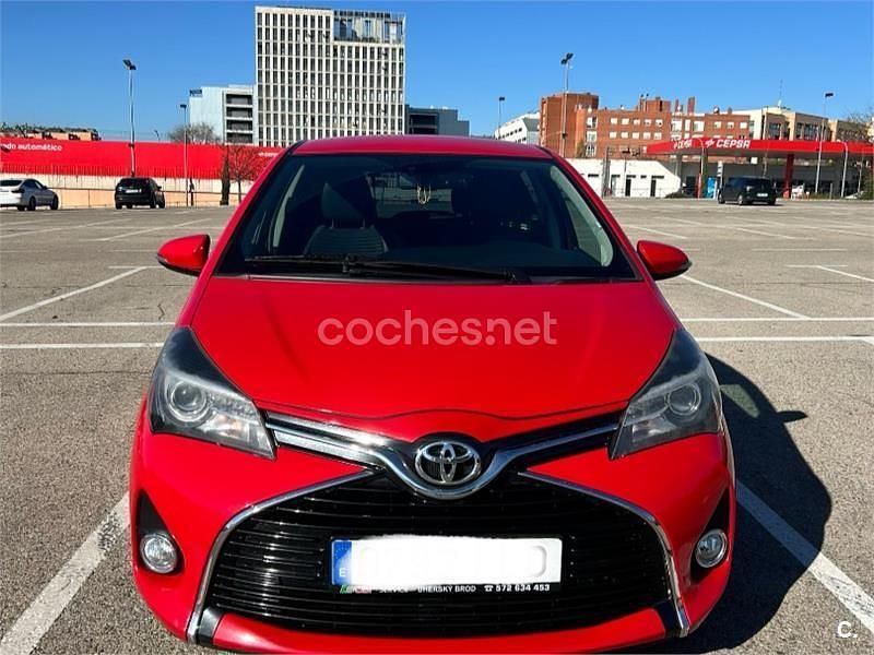 Usado Toyota Yaris Active 99 CV (72 kW) 2015 Rojo Utilitario