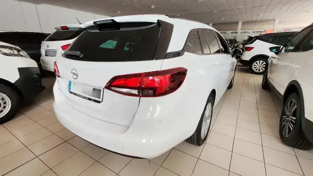 Usado Opel Astra Elegance 122 CV (89 kW) 2020 Blanco Familiar