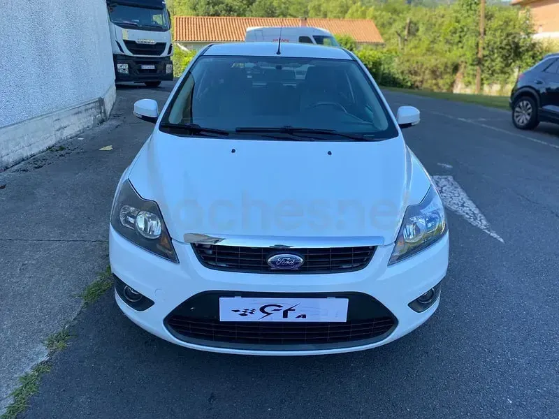Usado Ford Focus Trend 109 CV (80 kW) 2010 Blanco Berlina