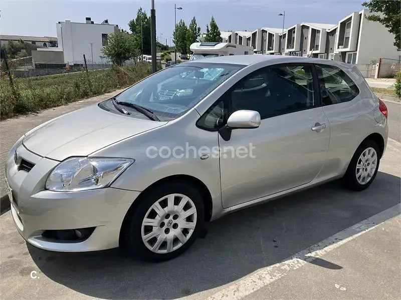 Usado Toyota Auris Luna 90 CV (66 kW) 2008 Gris / plata Utilitario