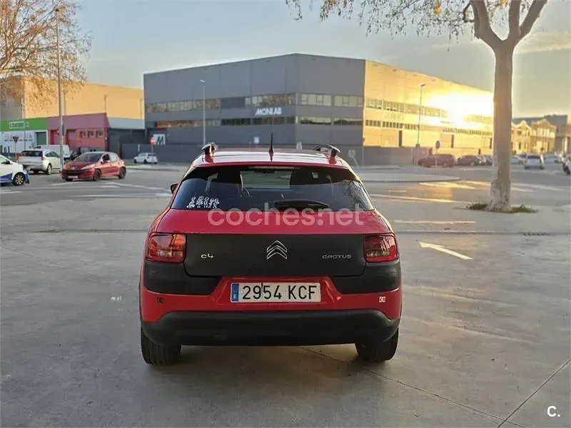 Usado Citroën C4 Feel 100 CV (73 kW) 2017 Rojo Berlina