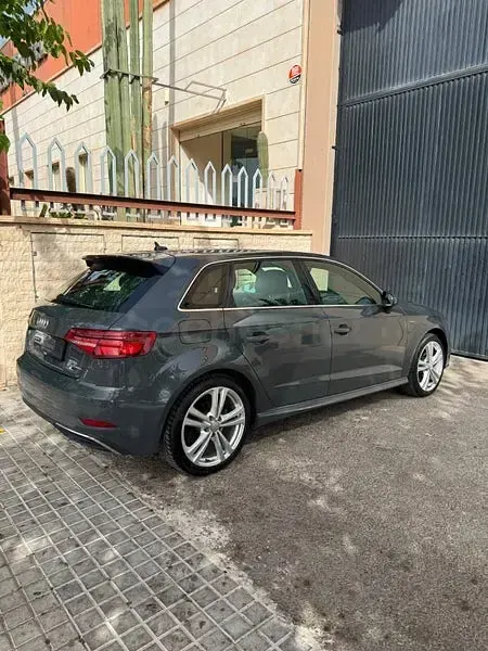 Usado Audi A3 Advanced Plus 204 CV (150 kW) 2021 Gris / plata Berlina