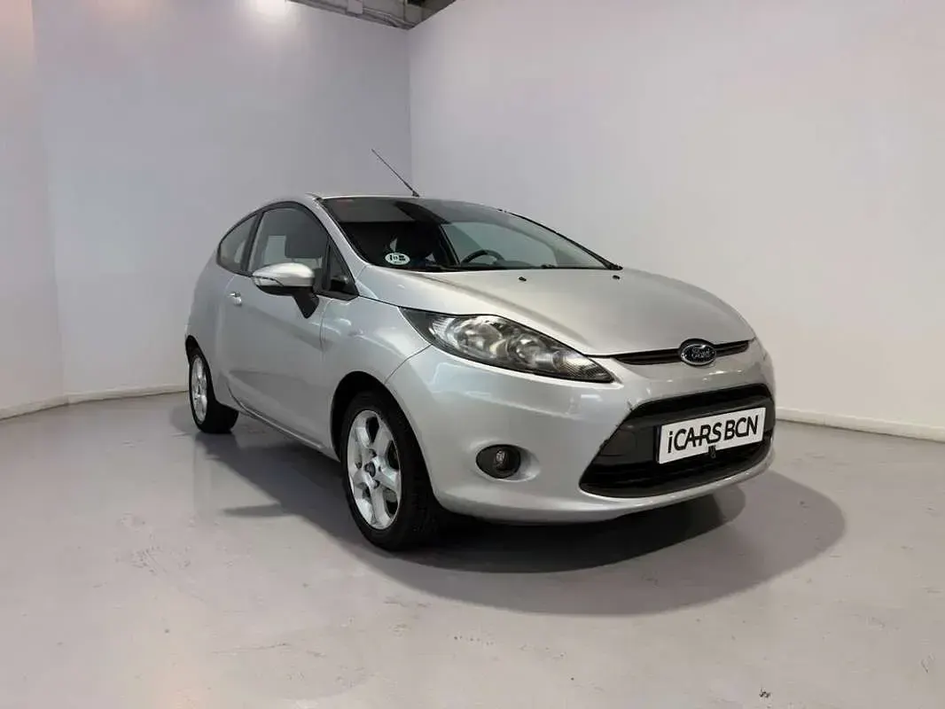 Usado Ford Fiesta Trend 90 CV (66 kW) 2010 Gris Utilitario