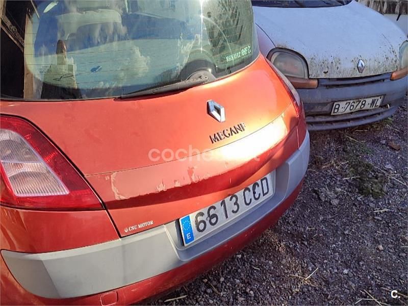 Usado Renault Mégane Dynamique 120 CV (88 kW) 2002 Granate Berlina