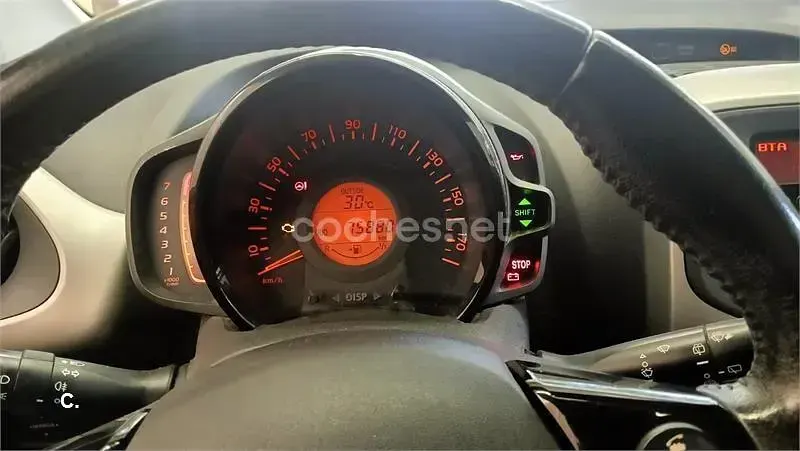 Używany Toyota Aygo X-cite 69 KM (50 kW) 2016 Czerwony Hatchback