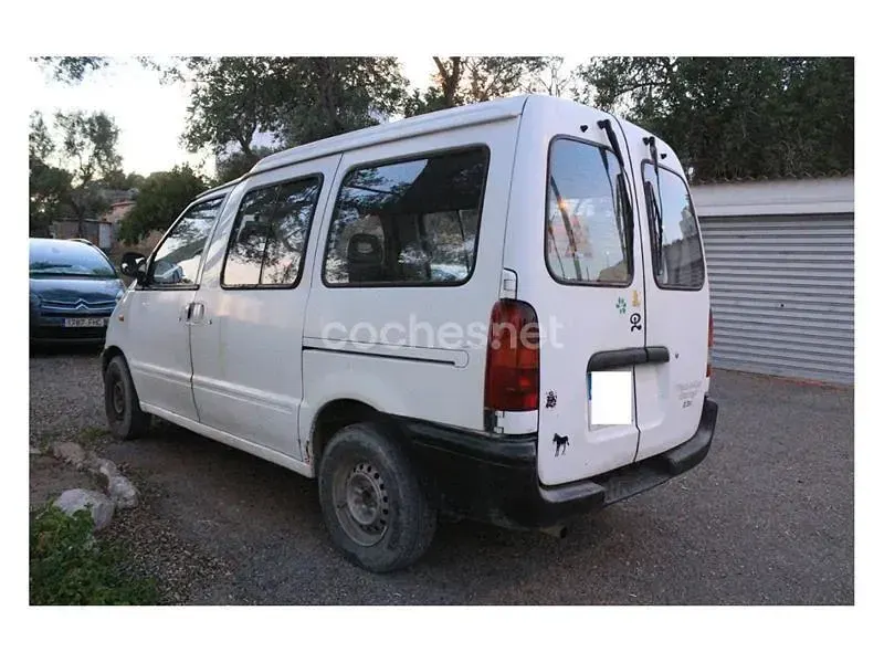 Usado Nissan Cargo 75 CV (55 kW) 2001 Blanco Familiar