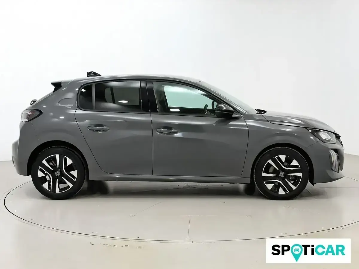 Usado Peugeot 208 Allure 101 CV (74 kW) 2025 Gris Utilitario