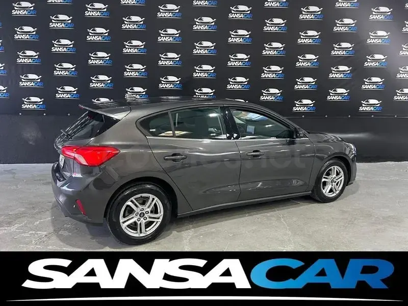 Usado Ford Focus Trend 120 CV (88 kW) 2022 Marrón Berlina