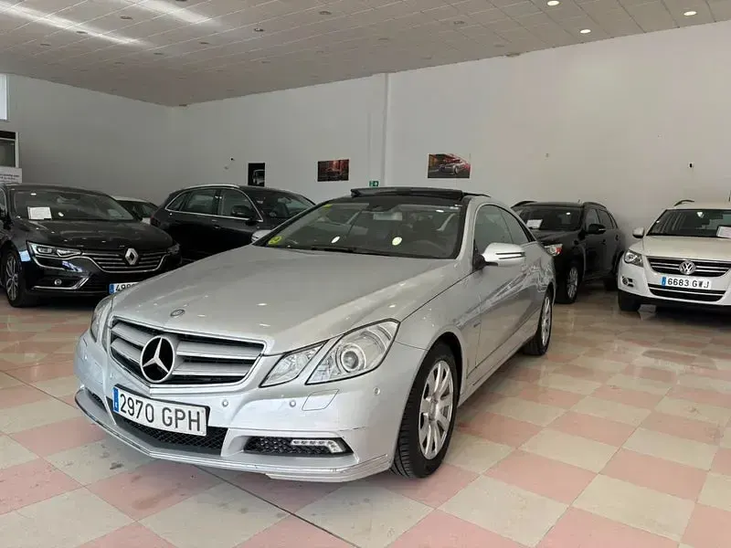 Usado Mercedes E250 Elegance 204 CV (150 kW) 2009 Gris / plata Coupe