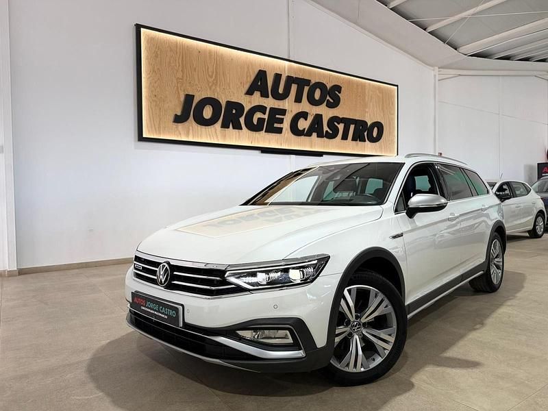 Usado VW Passat Alltrack 200 CV (147 kW) 2022 Blanco Familiar