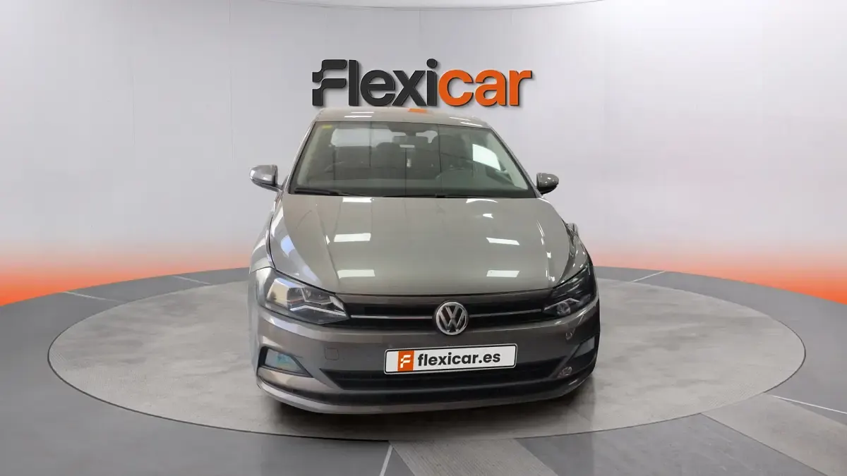 Usado VW Polo Advance 75 CV (55 kW) 2018 Gris Utilitario