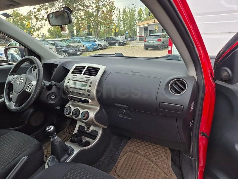 Usado Toyota Urban Cruiser Active 90 CV (66 kW) 2010 Rojo Berlina