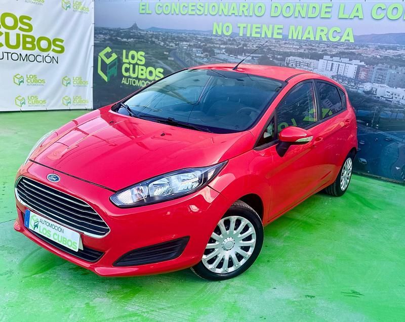Usado Ford Fiesta Titanium 100 CV (73 kW) 2013 Rojo Utilitario