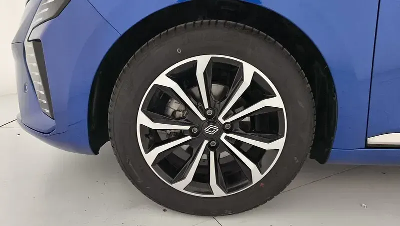 Käytetty Renault Clio V Techno 100 HP (73 kW) 2025 Sininen Sedan