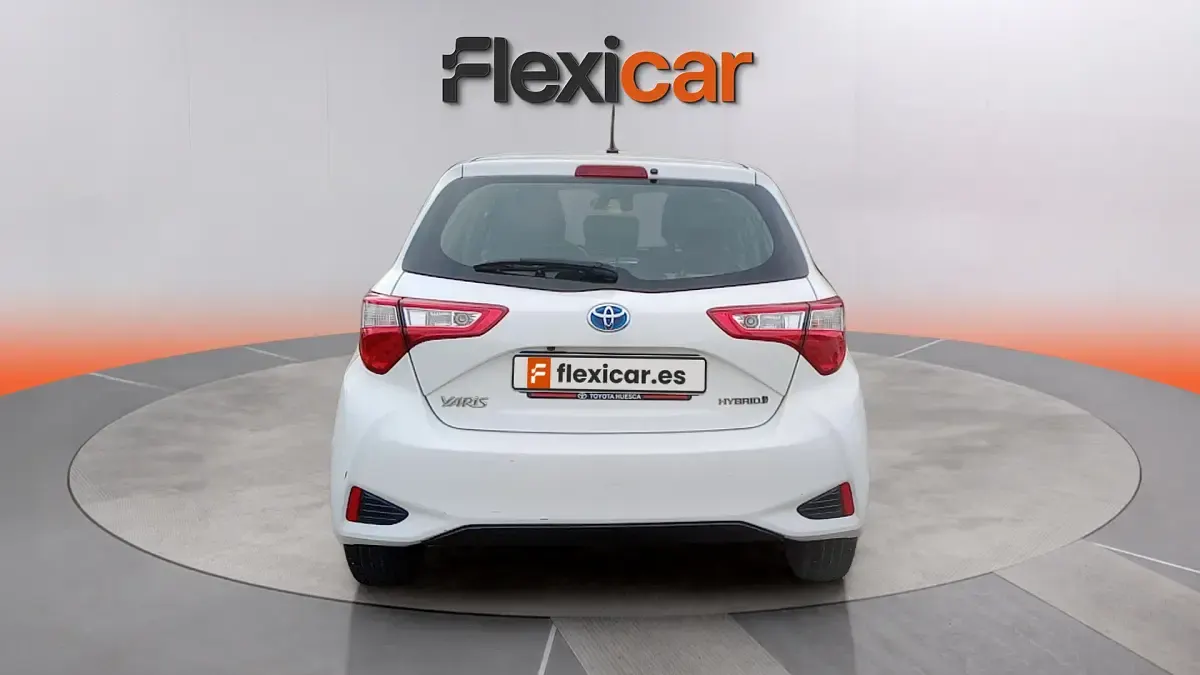 Usado Toyota Yaris Hybrid Active 100 CV (73 kW) 2018 Blanco Berlina