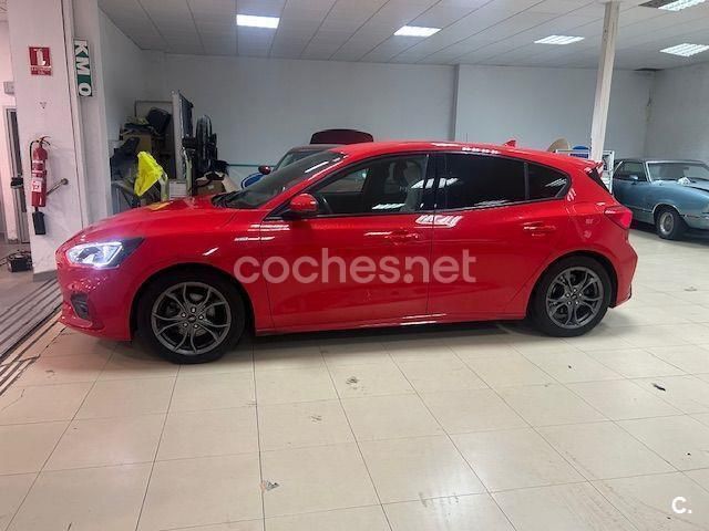 Rojo Usado 2019 Ford Focus ST-Line Berlina | 12.500 € (Buen precio) - Imagen 1/4