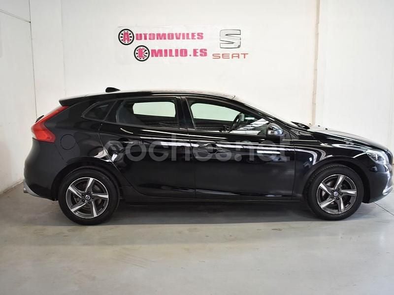 Usado Volvo V40 R-Design Momentum 120 CV (88 kW) 2016 Negro Familiar