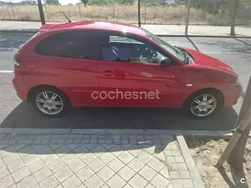 Usado Seat Ibiza Reference 80 CV (58 kW) 2006 Rojo Utilitario