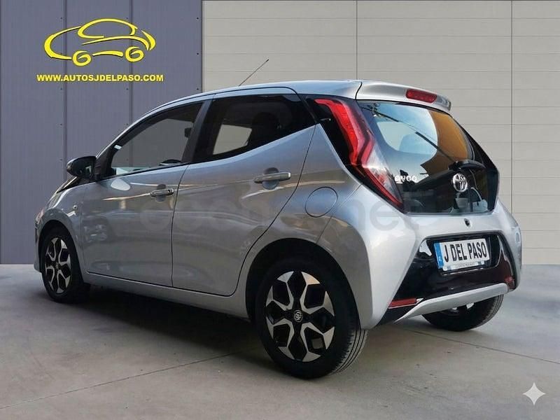 Usado Toyota Aygo X-play 72 CV (52 kW) 2020 Gris / plata Utilitario