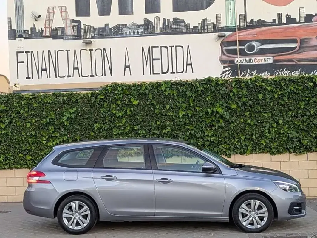 Usado Peugeot 308 SW Allure 131 CV (96 kW) 2021 Gris Familiar
