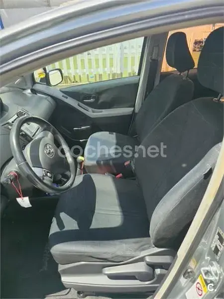 Usado Toyota Yaris 90 CV (66 kW) 2008 Gris / plata Utilitario