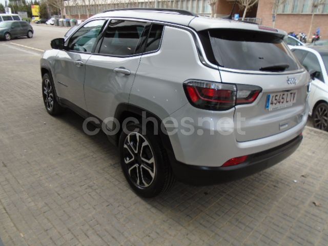 Usado Jeep Compass Limited 130 CV (95 kW) 2021 Gris / plata SUV