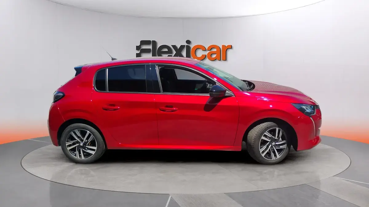 Usado Peugeot 208 Allure 101 CV (74 kW) 2023 Granate Utilitario
