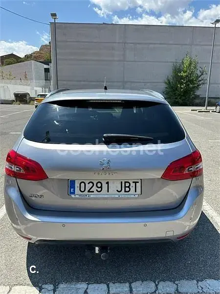 Usado Peugeot 308 SW Allure 130 CV (95 kW) 2014 Gris / plata Familiar