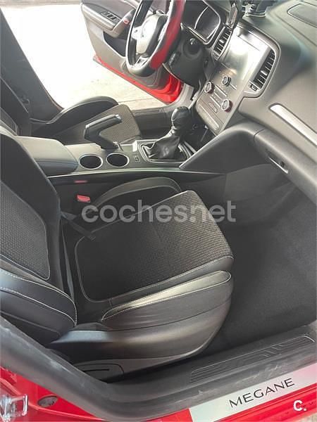 Rojo Usado 2016 Renault Mégane III Zen Berlina | 11.000 € (Precio justo) - Imagen 1/4