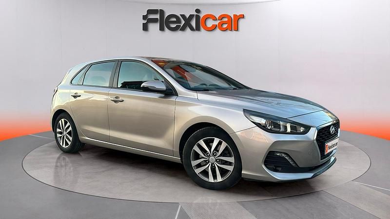 Usado Hyundai i30 120 CV (88 kW) 2019 Gris Utilitario