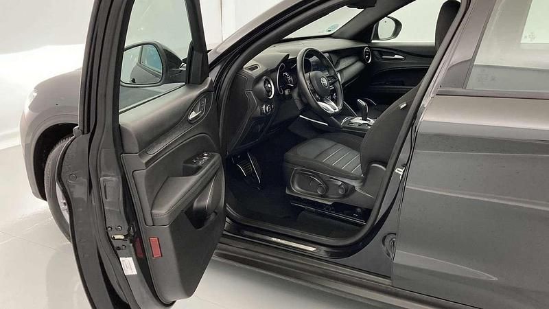 Usado Alfa Romeo Stelvio Super 160 CV (117 kW) 2022 Negro SUV