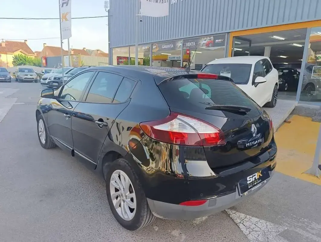 Usado Renault Mégane LIMITED 116 CV (85 kW) 2015 Negro Utilitario