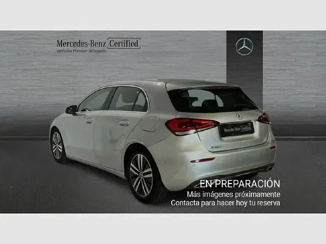 Usado Mercedes A180 Progressive 136 CV (100 kW) 2022 Plata iridio Berlina
