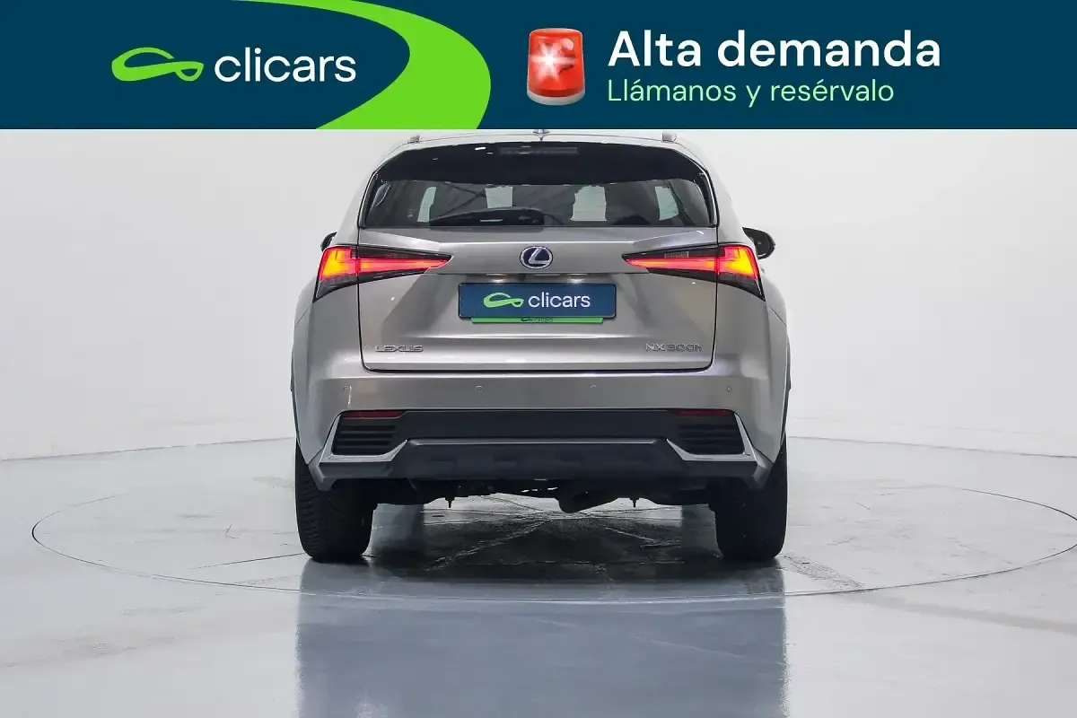 Usado Lexus NX300h Business Edition 197 CV (144 kW) 2020 Gris / plata SUV