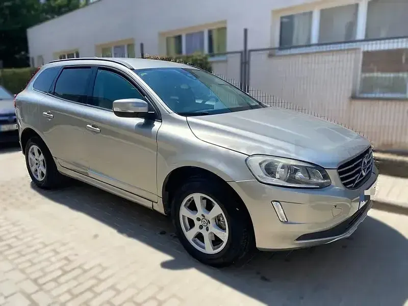 Usado Volvo XC60 R-Design Momentum 150 CV (110 kW) 2015 Beige SUV