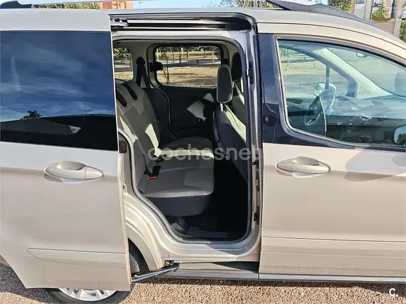 Usado Ford Tourneo Courier Titanium 100 CV (73 kW) 2015 Blanco Monovolumen