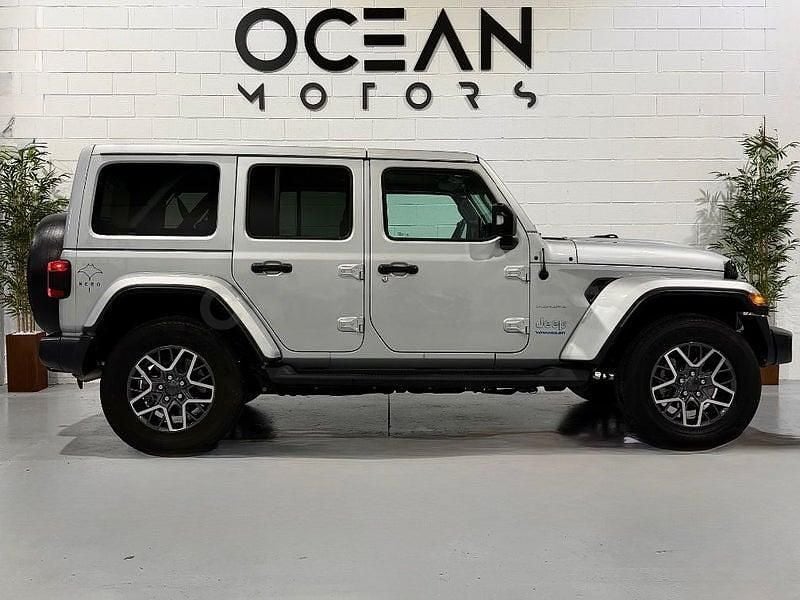 Usado Jeep Wrangler Sahara 381 CV (280 kW) 2023 Gris / plata SUV