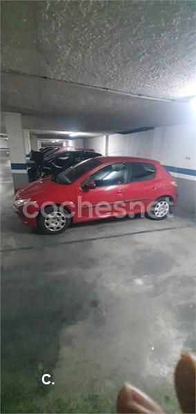 Usado Peugeot 206 70 CV (51 kW) 2005 Rojo Berlina