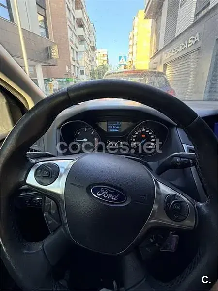 Usado Ford Focus Trend 95 CV (69 kW) 2011 Rojo Berlina