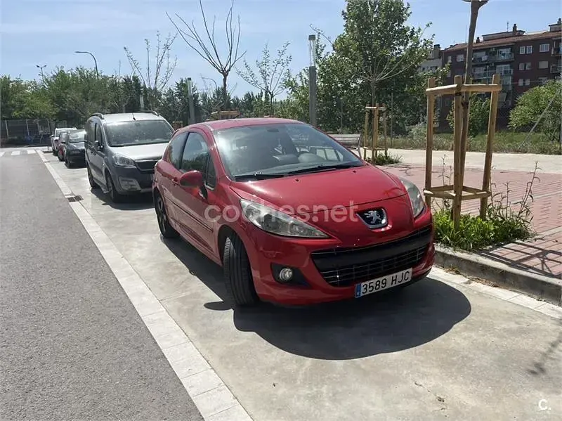 Usado Peugeot 207 Active 92 CV (67 kW) 2012 Rojo Berlina