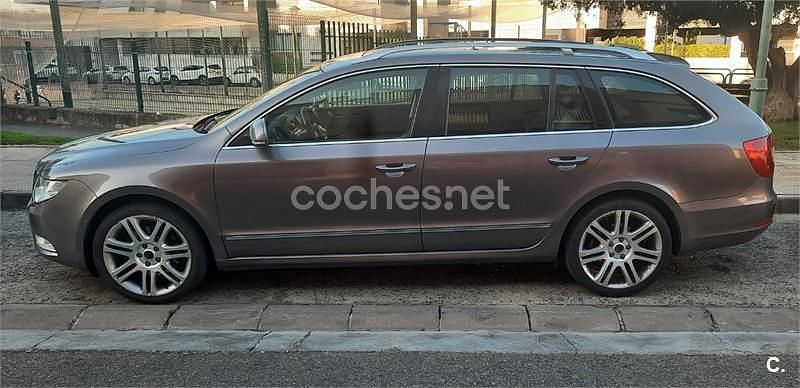 Usado Skoda Superb Exclusive 140 CV (102 kW) 2011 Violeta / lila Familiar
