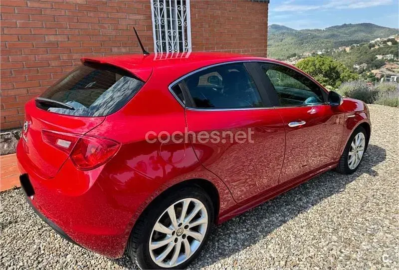 Usado Alfa Romeo Giulietta Distinctive 120 CV (88 kW) 2011 Rojo Utilitario