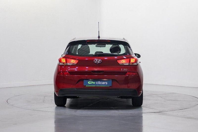 Usado Hyundai i30 95 CV (69 kW) 2018 Rojo Berlina