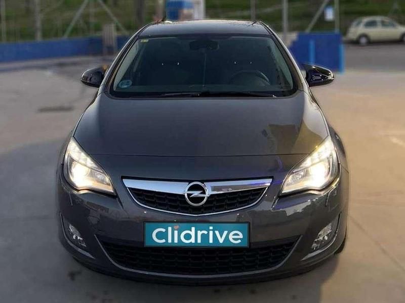Usado Opel Astra Cosmo 116 CV (85 kW) 2010 Gris Utilitario