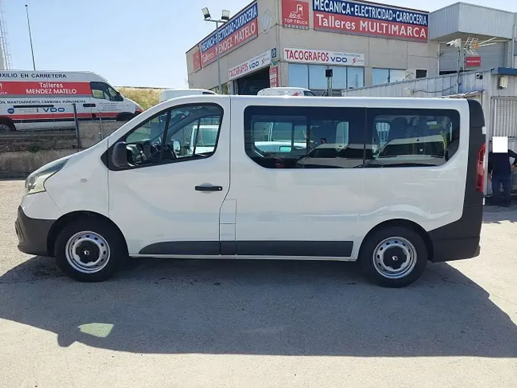 Usado Renault Trafic 120 CV (88 kW) 2015 Blanco Monovolumen
